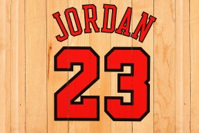 年轻球员在强强对话中顶住压力展现出超强心理素质，年轻人球队比赛